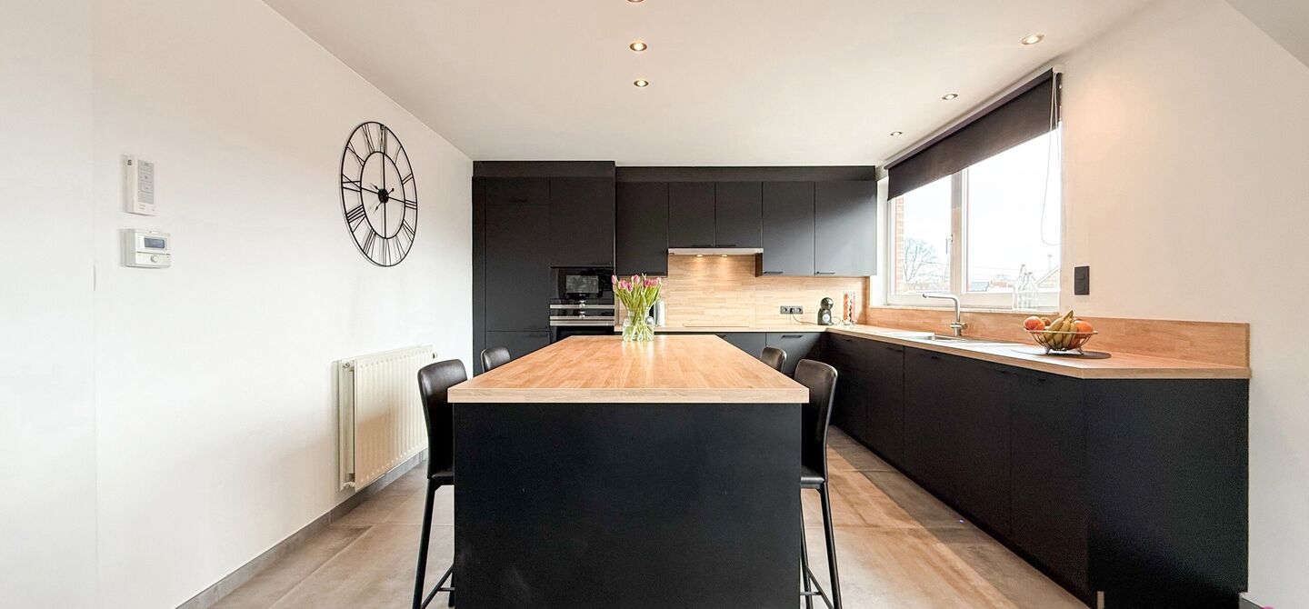 Bij ImmoFusion 7/7 &ldquo;open huis&rdquo; : klik op onze 3D-TOUR.
Ervaar vastgoed alsof je er zelf doorloopt!

Welkom in dit bijzonder ruime en instapklare appartement aan de Beverlosesteenweg in Beringen, waar ruimte, licht en comfort centraal staan. Met een be