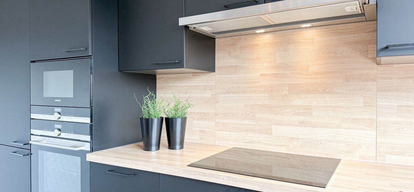 Bij ImmoFusion 7/7 &ldquo;open huis&rdquo; : klik op onze 3D-TOUR.
Ervaar vastgoed alsof je er zelf doorloopt!

Welkom in dit bijzonder ruime en instapklare appartement aan de Beverlosesteenweg in Beringen, waar ruimte, licht en comfort centraal staan. Met een be