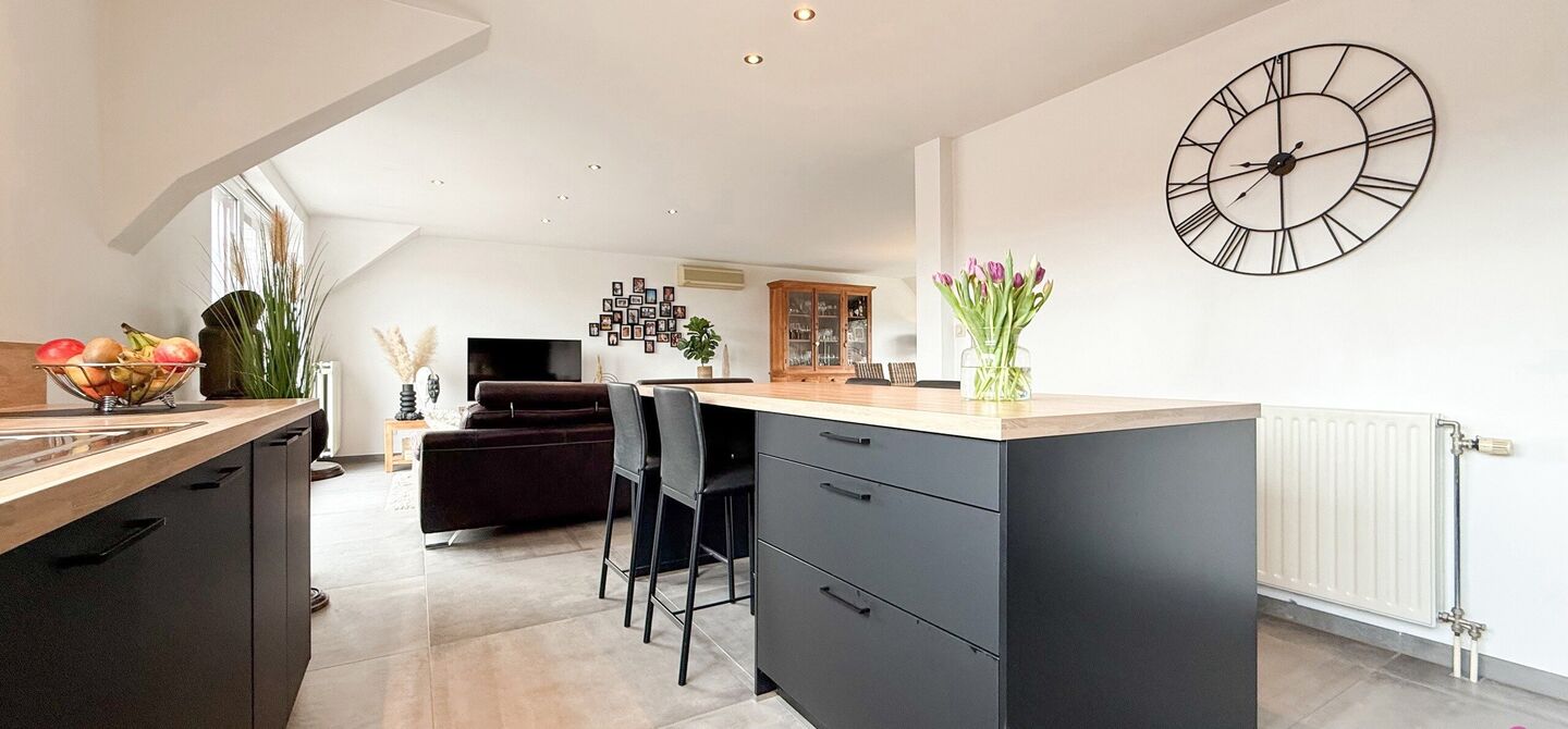 Bij ImmoFusion 7/7 &ldquo;open huis&rdquo; : klik op onze 3D-TOUR.
Ervaar vastgoed alsof je er zelf doorloopt!

Welkom in dit bijzonder ruime en instapklare appartement aan de Beverlosesteenweg in Beringen, waar ruimte, licht en comfort centraal staan. Met een be