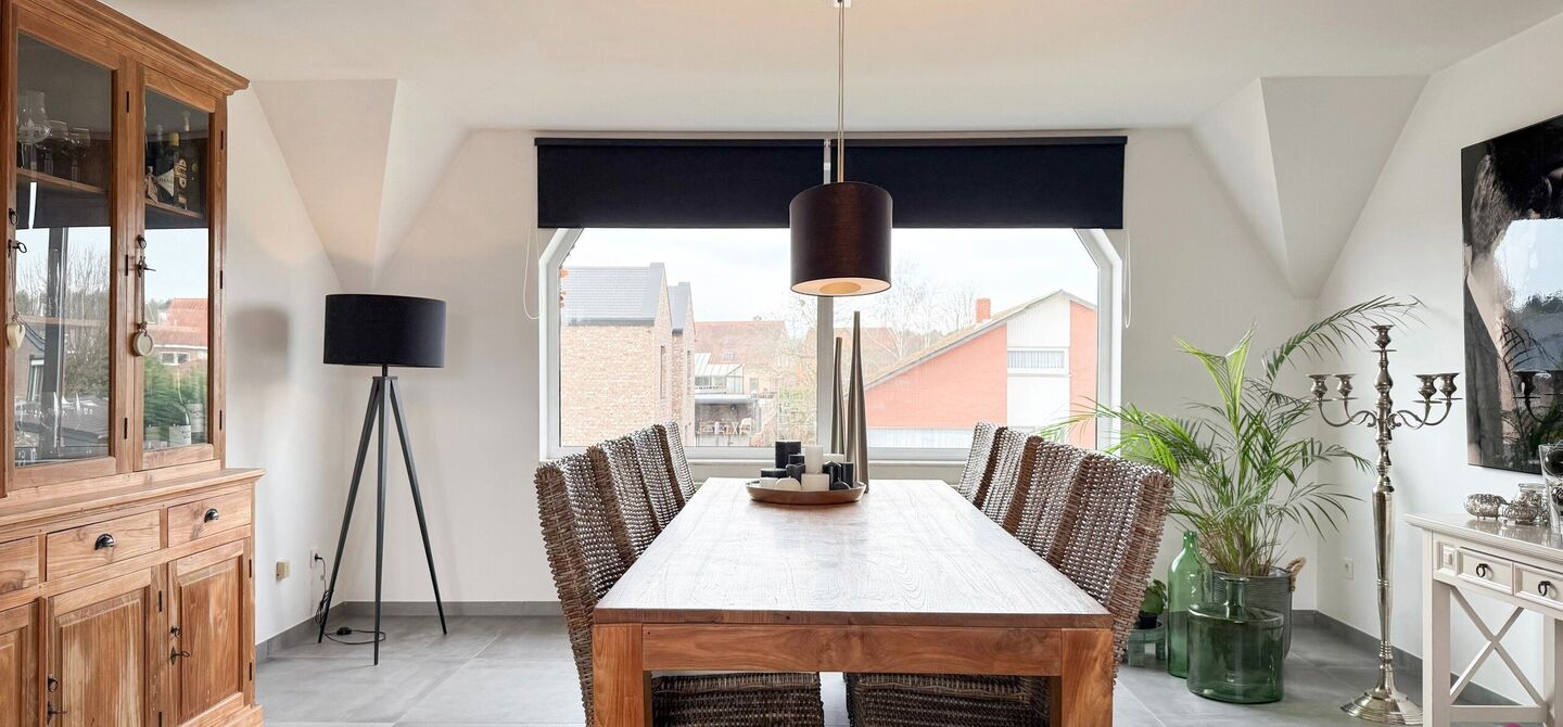 Bij ImmoFusion 7/7 &ldquo;open huis&rdquo; : klik op onze 3D-TOUR.
Ervaar vastgoed alsof je er zelf doorloopt!

Welkom in dit bijzonder ruime en instapklare appartement aan de Beverlosesteenweg in Beringen, waar ruimte, licht en comfort centraal staan. Met een be