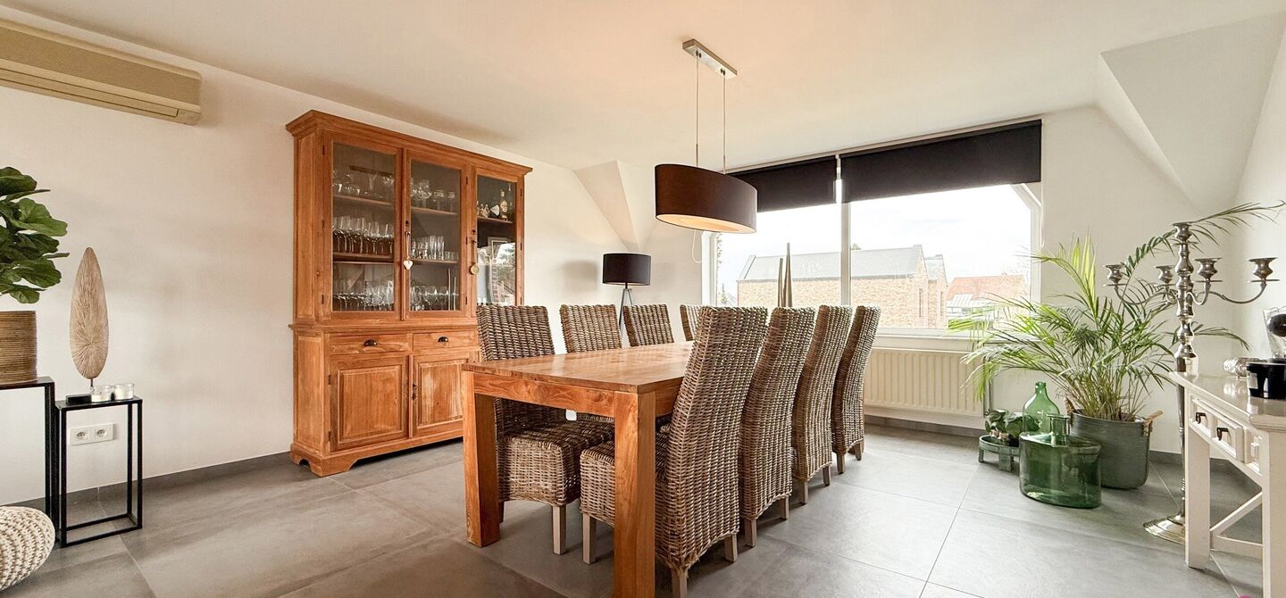 Bij ImmoFusion 7/7 &ldquo;open huis&rdquo; : klik op onze 3D-TOUR.
Ervaar vastgoed alsof je er zelf doorloopt!

Welkom in dit bijzonder ruime en instapklare appartement aan de Beverlosesteenweg in Beringen, waar ruimte, licht en comfort centraal staan. Met een be