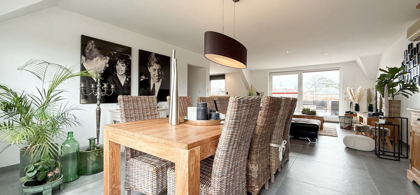 Bij ImmoFusion 7/7 &ldquo;open huis&rdquo; : klik op onze 3D-TOUR.
Ervaar vastgoed alsof je er zelf doorloopt!

Welkom in dit bijzonder ruime en instapklare appartement aan de Beverlosesteenweg in Beringen, waar ruimte, licht en comfort centraal staan. Met een be