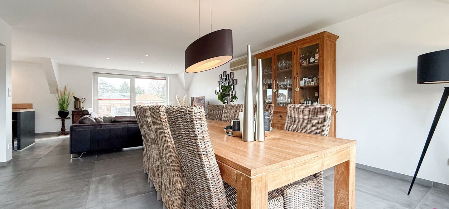 Bij ImmoFusion 7/7 &ldquo;open huis&rdquo; : klik op onze 3D-TOUR.
Ervaar vastgoed alsof je er zelf doorloopt!

Welkom in dit bijzonder ruime en instapklare appartement aan de Beverlosesteenweg in Beringen, waar ruimte, licht en comfort centraal staan. Met een be