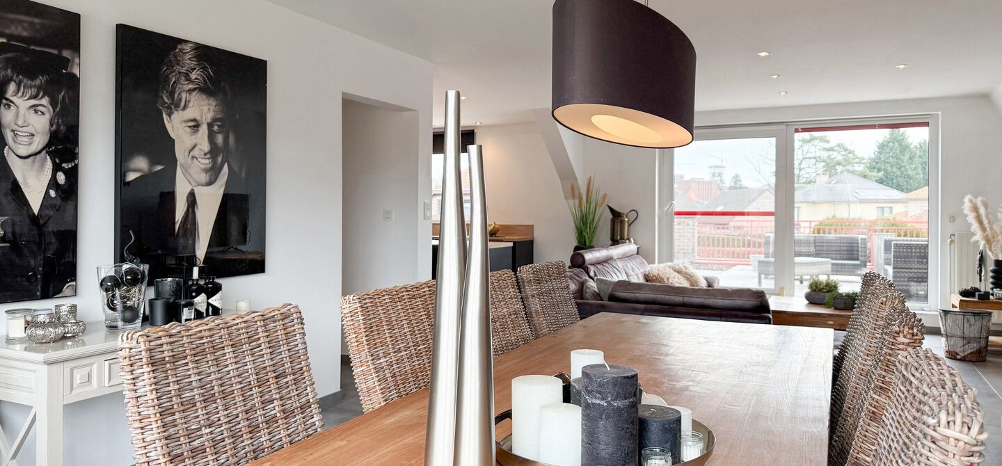 Bij ImmoFusion 7/7 &ldquo;open huis&rdquo; : klik op onze 3D-TOUR.
Ervaar vastgoed alsof je er zelf doorloopt!

Welkom in dit bijzonder ruime en instapklare appartement aan de Beverlosesteenweg in Beringen, waar ruimte, licht en comfort centraal staan. Met een be