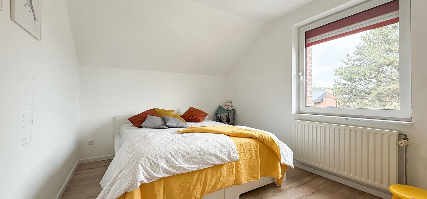 Bij ImmoFusion 7/7 &ldquo;open huis&rdquo; : klik op onze 3D-TOUR.
Ervaar vastgoed alsof je er zelf doorloopt!

Welkom in dit bijzonder ruime en instapklare appartement aan de Beverlosesteenweg in Beringen, waar ruimte, licht en comfort centraal staan. Met een be