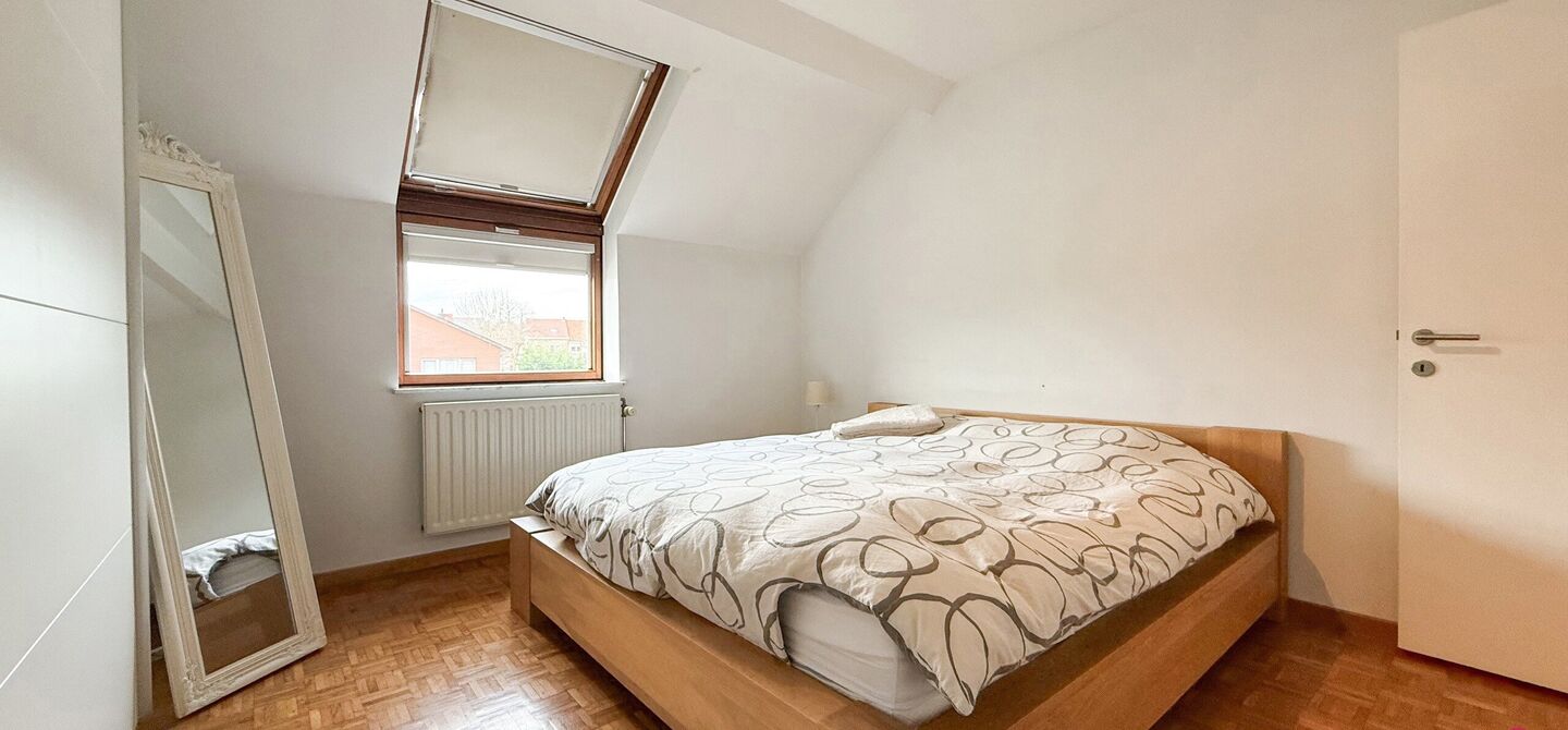 Bij ImmoFusion 7/7 &ldquo;open huis&rdquo; : klik op onze 3D-TOUR.
Ervaar vastgoed alsof je er zelf doorloopt!

Welkom in dit bijzonder ruime en instapklare appartement aan de Beverlosesteenweg in Beringen, waar ruimte, licht en comfort centraal staan. Met een be