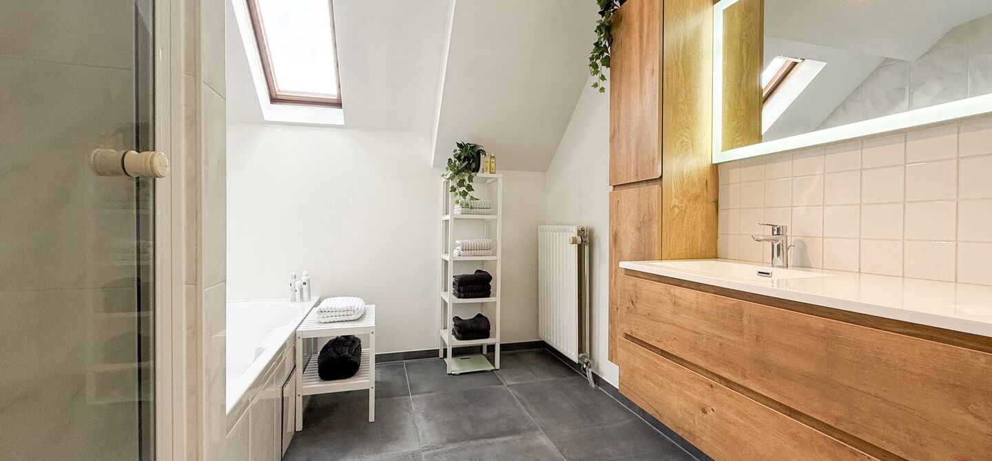 Bij ImmoFusion 7/7 &ldquo;open huis&rdquo; : klik op onze 3D-TOUR.
Ervaar vastgoed alsof je er zelf doorloopt!

Welkom in dit bijzonder ruime en instapklare appartement aan de Beverlosesteenweg in Beringen, waar ruimte, licht en comfort centraal staan. Met een be