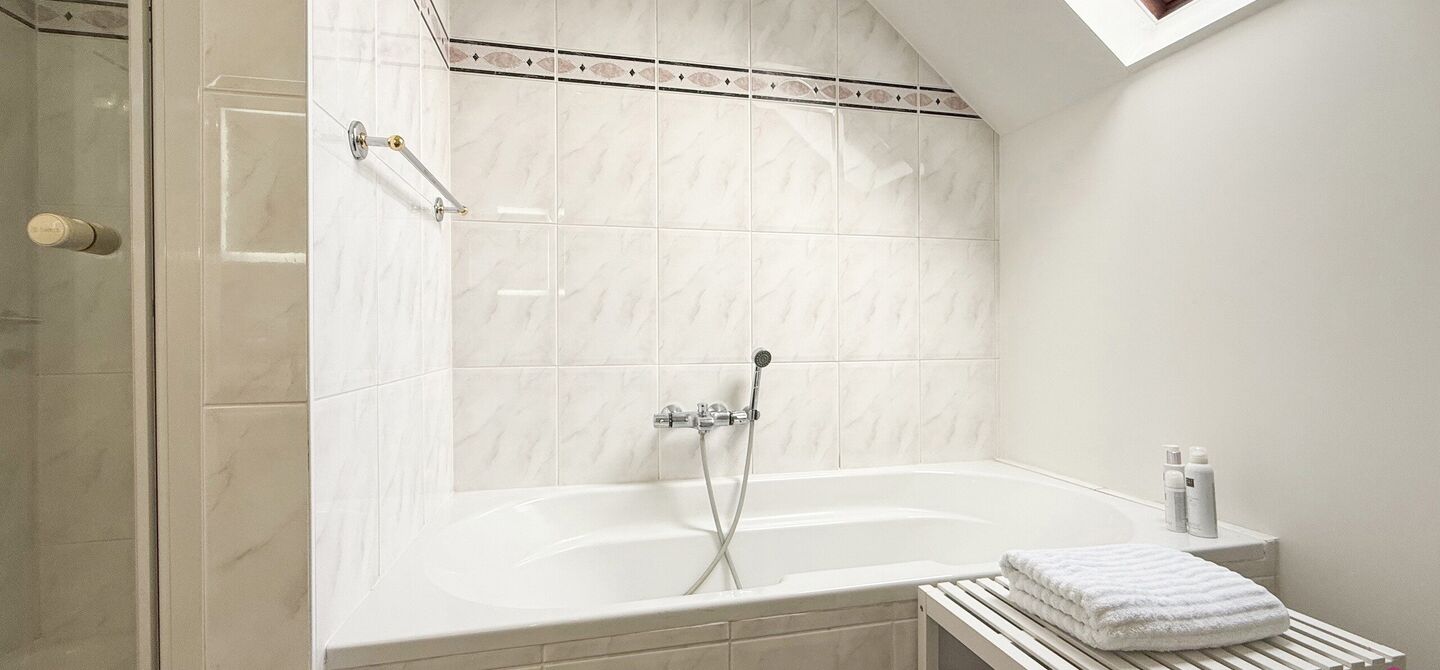 Bij ImmoFusion 7/7 &ldquo;open huis&rdquo; : klik op onze 3D-TOUR.
Ervaar vastgoed alsof je er zelf doorloopt!

Welkom in dit bijzonder ruime en instapklare appartement aan de Beverlosesteenweg in Beringen, waar ruimte, licht en comfort centraal staan. Met een be