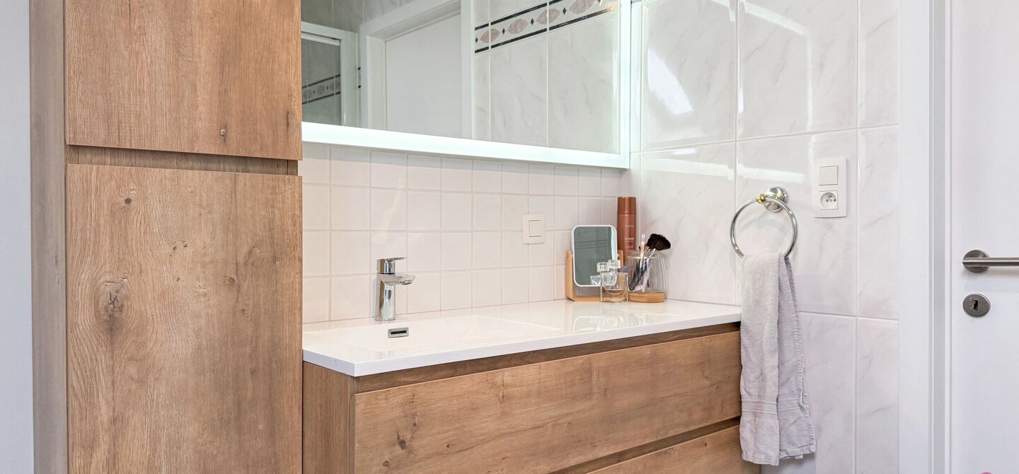 Bij ImmoFusion 7/7 &ldquo;open huis&rdquo; : klik op onze 3D-TOUR.
Ervaar vastgoed alsof je er zelf doorloopt!

Welkom in dit bijzonder ruime en instapklare appartement aan de Beverlosesteenweg in Beringen, waar ruimte, licht en comfort centraal staan. Met een be