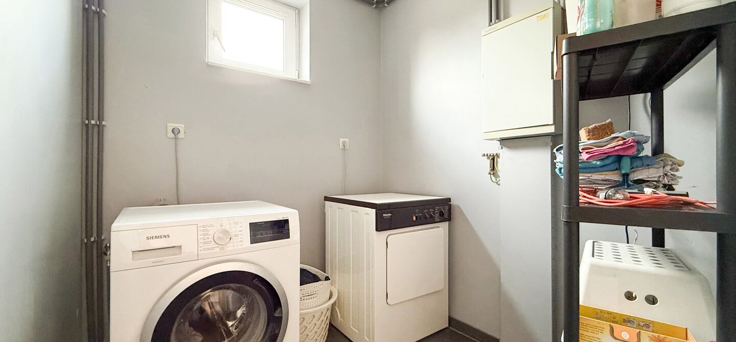 Bij ImmoFusion 7/7 &ldquo;open huis&rdquo; : klik op onze 3D-TOUR.
Ervaar vastgoed alsof je er zelf doorloopt!

Welkom in dit bijzonder ruime en instapklare appartement aan de Beverlosesteenweg in Beringen, waar ruimte, licht en comfort centraal staan. Met een be