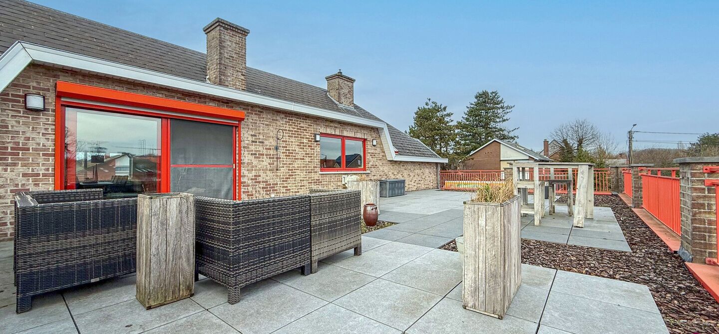 Bij ImmoFusion 7/7 &ldquo;open huis&rdquo; : klik op onze 3D-TOUR.
Ervaar vastgoed alsof je er zelf doorloopt!

Welkom in dit bijzonder ruime en instapklare appartement aan de Beverlosesteenweg in Beringen, waar ruimte, licht en comfort centraal staan. Met een be