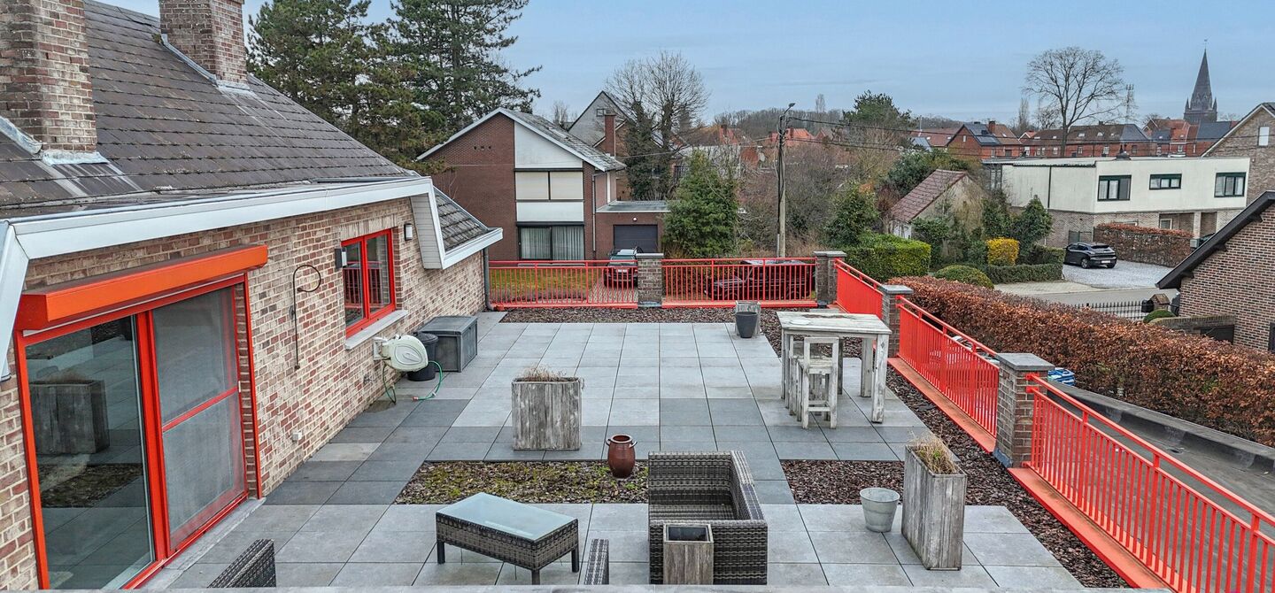 Bij ImmoFusion 7/7 &ldquo;open huis&rdquo; : klik op onze 3D-TOUR.
Ervaar vastgoed alsof je er zelf doorloopt!

Welkom in dit bijzonder ruime en instapklare appartement aan de Beverlosesteenweg in Beringen, waar ruimte, licht en comfort centraal staan. Met een be