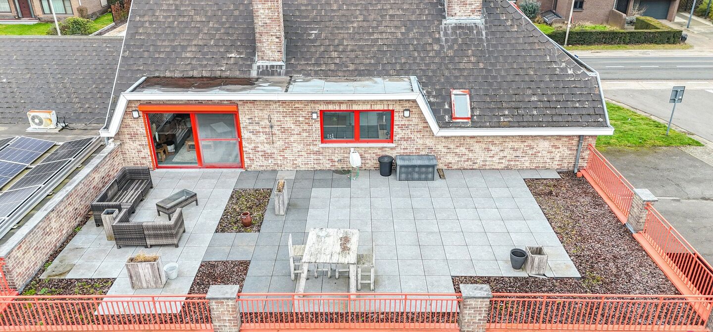 Bij ImmoFusion 7/7 &ldquo;open huis&rdquo; : klik op onze 3D-TOUR.
Ervaar vastgoed alsof je er zelf doorloopt!

Welkom in dit bijzonder ruime en instapklare appartement aan de Beverlosesteenweg in Beringen, waar ruimte, licht en comfort centraal staan. Met een be