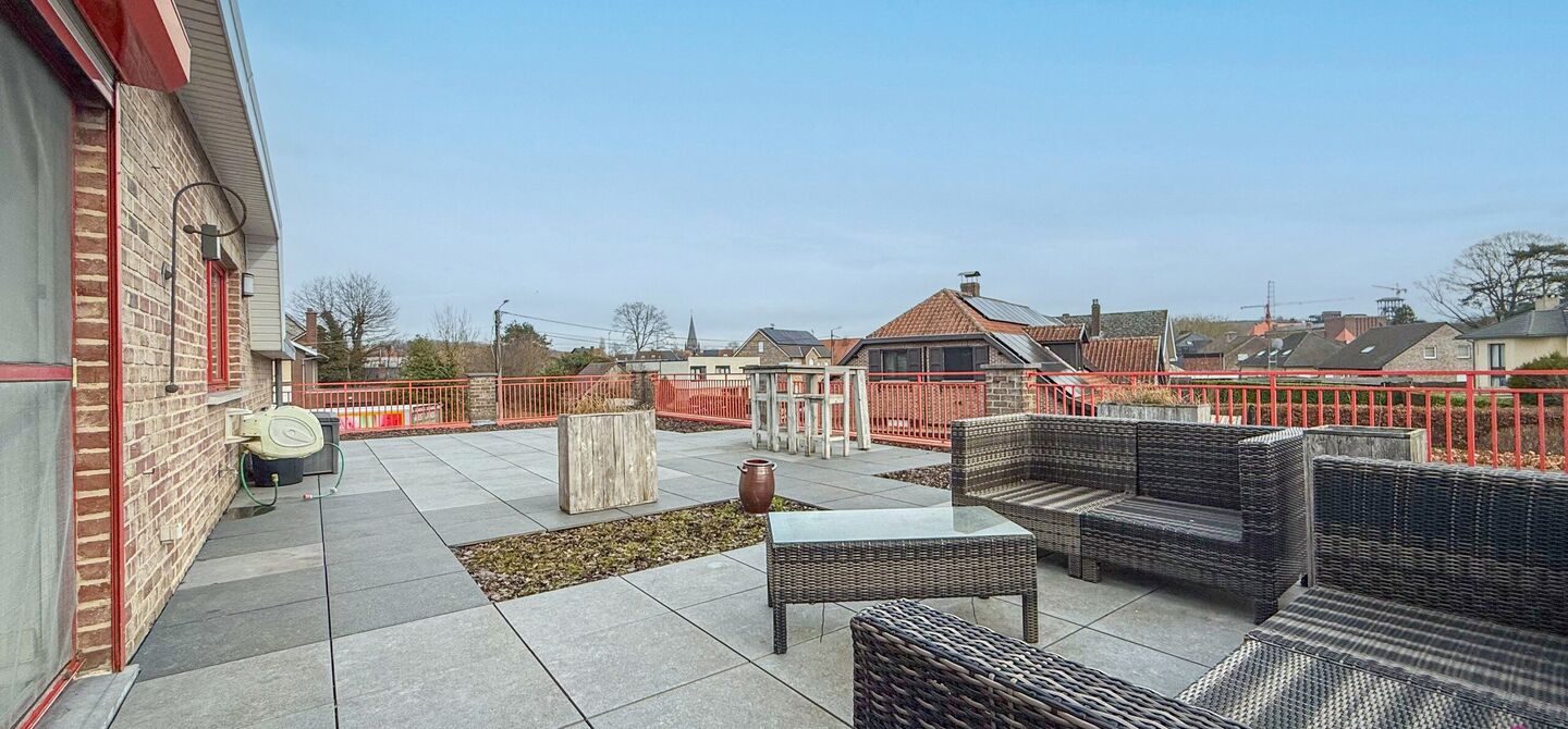 Bij ImmoFusion 7/7 &ldquo;open huis&rdquo; : klik op onze 3D-TOUR.
Ervaar vastgoed alsof je er zelf doorloopt!

Welkom in dit bijzonder ruime en instapklare appartement aan de Beverlosesteenweg in Beringen, waar ruimte, licht en comfort centraal staan. Met een be