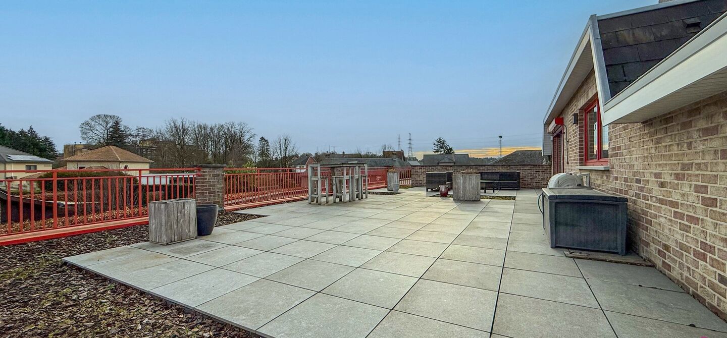 Bij ImmoFusion 7/7 &ldquo;open huis&rdquo; : klik op onze 3D-TOUR.
Ervaar vastgoed alsof je er zelf doorloopt!

Welkom in dit bijzonder ruime en instapklare appartement aan de Beverlosesteenweg in Beringen, waar ruimte, licht en comfort centraal staan. Met een be