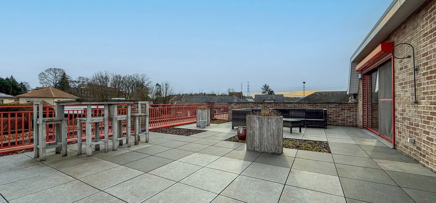 Bij ImmoFusion 7/7 &ldquo;open huis&rdquo; : klik op onze 3D-TOUR.
Ervaar vastgoed alsof je er zelf doorloopt!

Welkom in dit bijzonder ruime en instapklare appartement aan de Beverlosesteenweg in Beringen, waar ruimte, licht en comfort centraal staan. Met een be