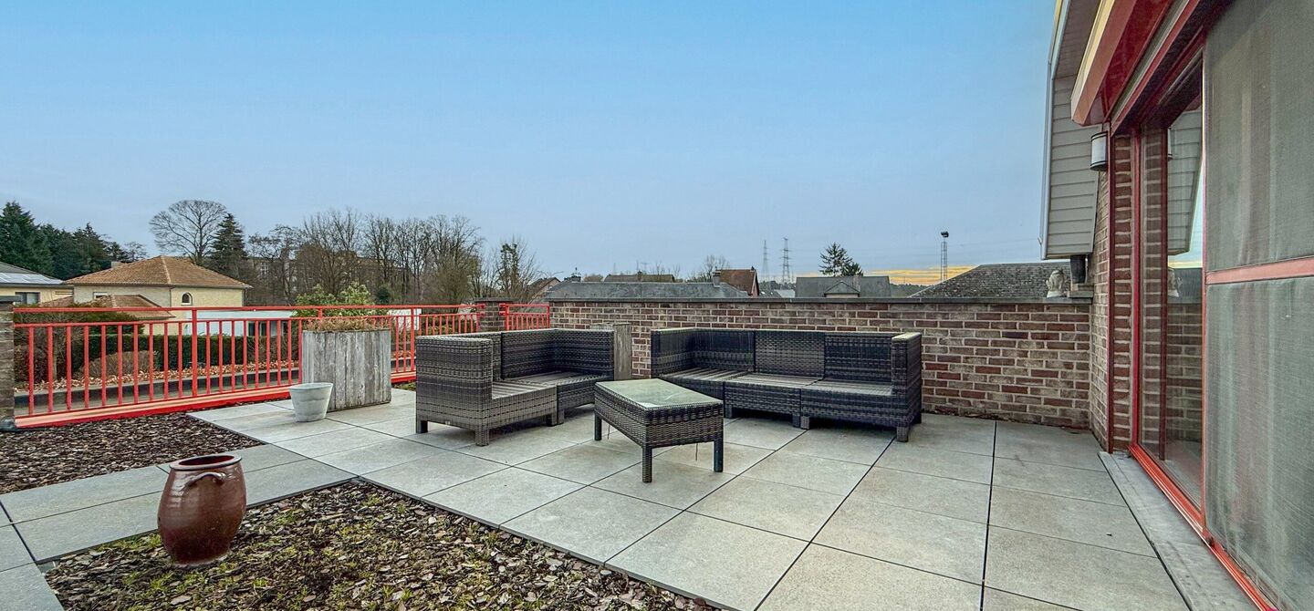 Bij ImmoFusion 7/7 &ldquo;open huis&rdquo; : klik op onze 3D-TOUR.
Ervaar vastgoed alsof je er zelf doorloopt!

Welkom in dit bijzonder ruime en instapklare appartement aan de Beverlosesteenweg in Beringen, waar ruimte, licht en comfort centraal staan. Met een be