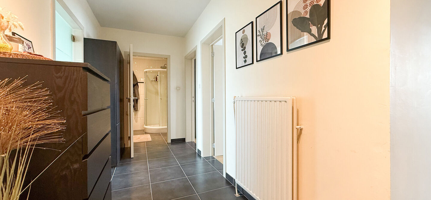 Bij ImmoFusion 7/7 “open huis”: klik op onze 3D-TOUR.
Ervaar vastgoed alsof je er zelf doorloopt!

Welkom in dit lichtrijke en instapklare appartement, centraal gelegen in het bruisende centrum van Paal. Dit appartement combineert comfort, ruimte en e