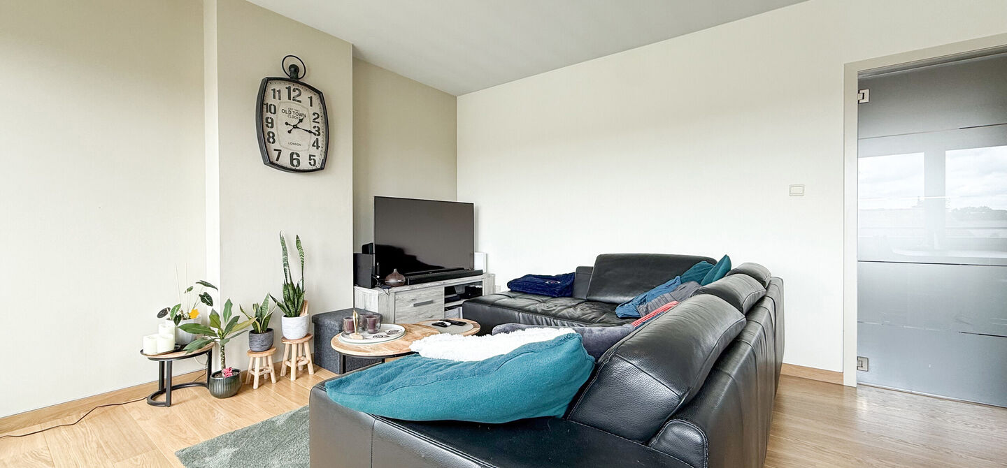 Bij ImmoFusion 7/7 “open huis”: klik op onze 3D-TOUR.
Ervaar vastgoed alsof je er zelf doorloopt!

Welkom in dit lichtrijke en instapklare appartement, centraal gelegen in het bruisende centrum van Paal. Dit appartement combineert comfort, ruimte en e