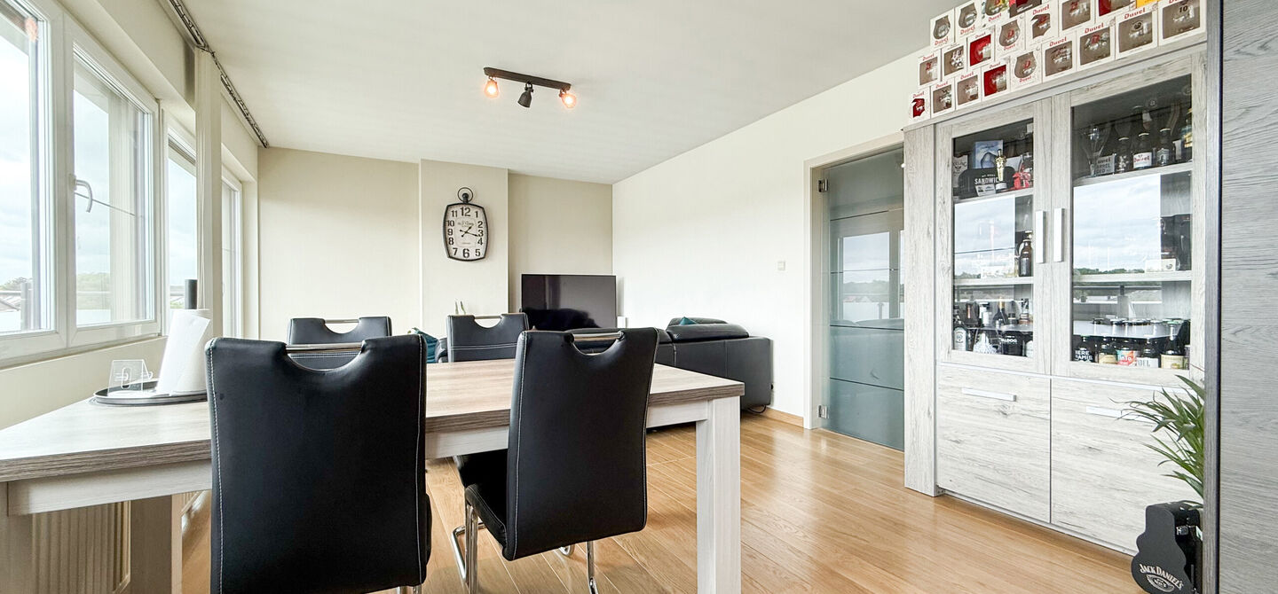Bij ImmoFusion 7/7 “open huis”: klik op onze 3D-TOUR.
Ervaar vastgoed alsof je er zelf doorloopt!

Welkom in dit lichtrijke en instapklare appartement, centraal gelegen in het bruisende centrum van Paal. Dit appartement combineert comfort, ruimte en e