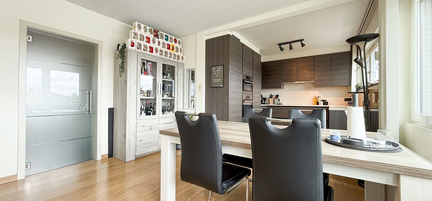 Bij ImmoFusion 7/7 “open huis”: klik op onze 3D-TOUR.
Ervaar vastgoed alsof je er zelf doorloopt!

Welkom in dit lichtrijke en instapklare appartement, centraal gelegen in het bruisende centrum van Paal. Dit appartement combineert comfort, ruimte en e