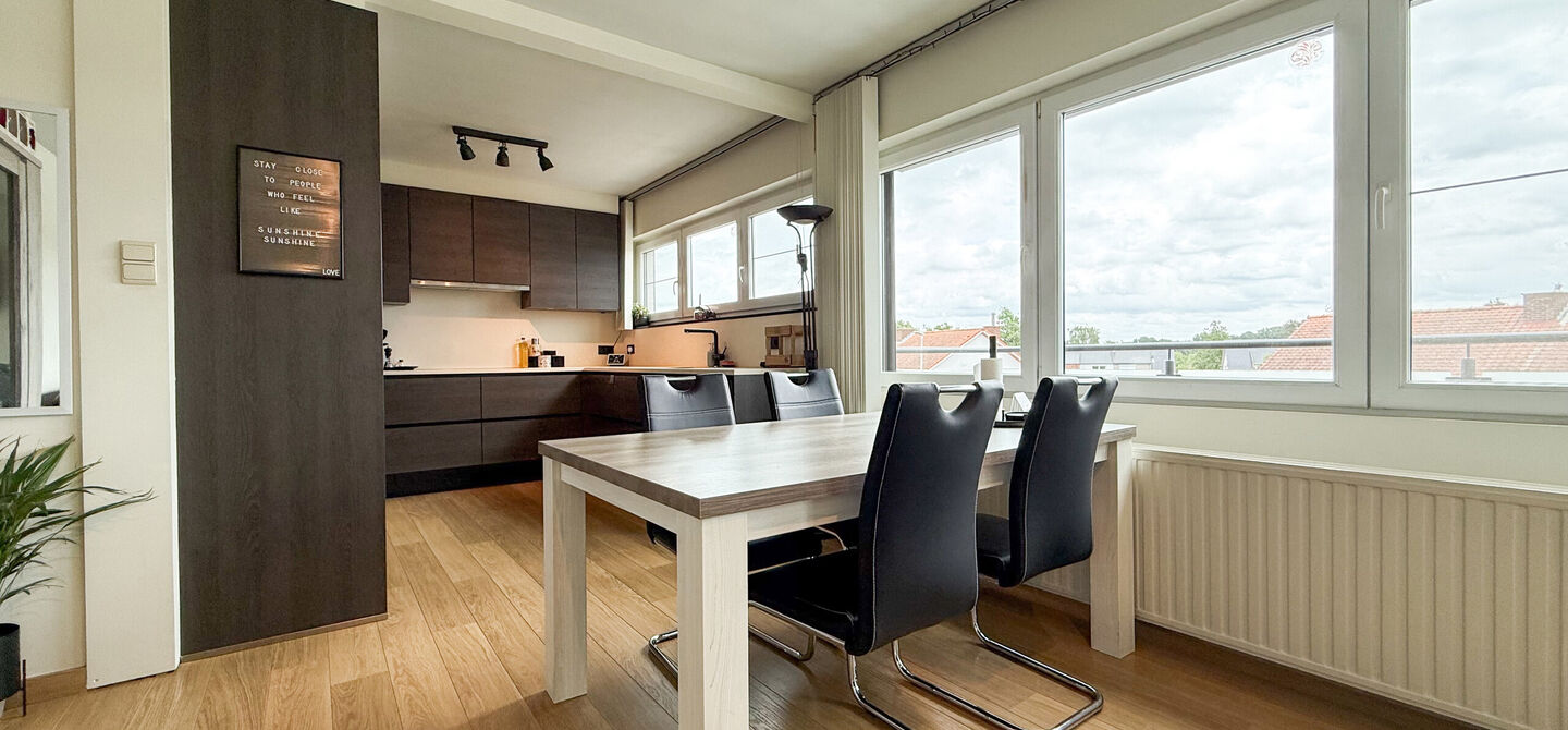 Bij ImmoFusion 7/7 “open huis”: klik op onze 3D-TOUR.
Ervaar vastgoed alsof je er zelf doorloopt!

Welkom in dit lichtrijke en instapklare appartement, centraal gelegen in het bruisende centrum van Paal. Dit appartement combineert comfort, ruimte en e