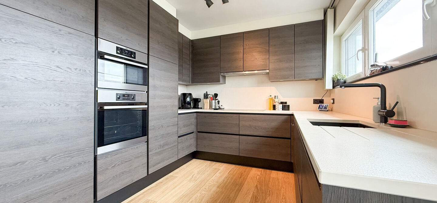 Bij ImmoFusion 7/7 “open huis”: klik op onze 3D-TOUR.
Ervaar vastgoed alsof je er zelf doorloopt!

Welkom in dit lichtrijke en instapklare appartement, centraal gelegen in het bruisende centrum van Paal. Dit appartement combineert comfort, ruimte en e