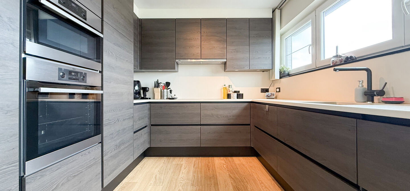 Bij ImmoFusion 7/7 “open huis”: klik op onze 3D-TOUR.
Ervaar vastgoed alsof je er zelf doorloopt!

Welkom in dit lichtrijke en instapklare appartement, centraal gelegen in het bruisende centrum van Paal. Dit appartement combineert comfort, ruimte en e