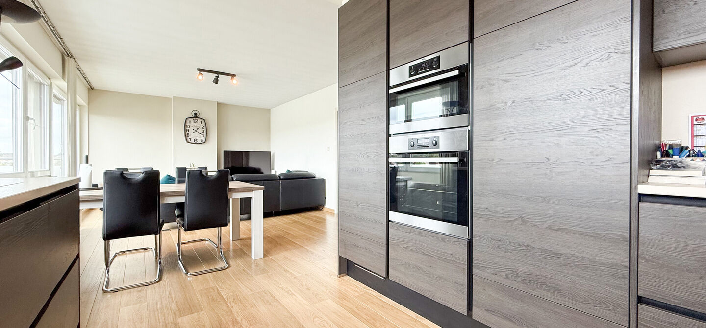 Bij ImmoFusion 7/7 “open huis”: klik op onze 3D-TOUR.
Ervaar vastgoed alsof je er zelf doorloopt!

Welkom in dit lichtrijke en instapklare appartement, centraal gelegen in het bruisende centrum van Paal. Dit appartement combineert comfort, ruimte en e