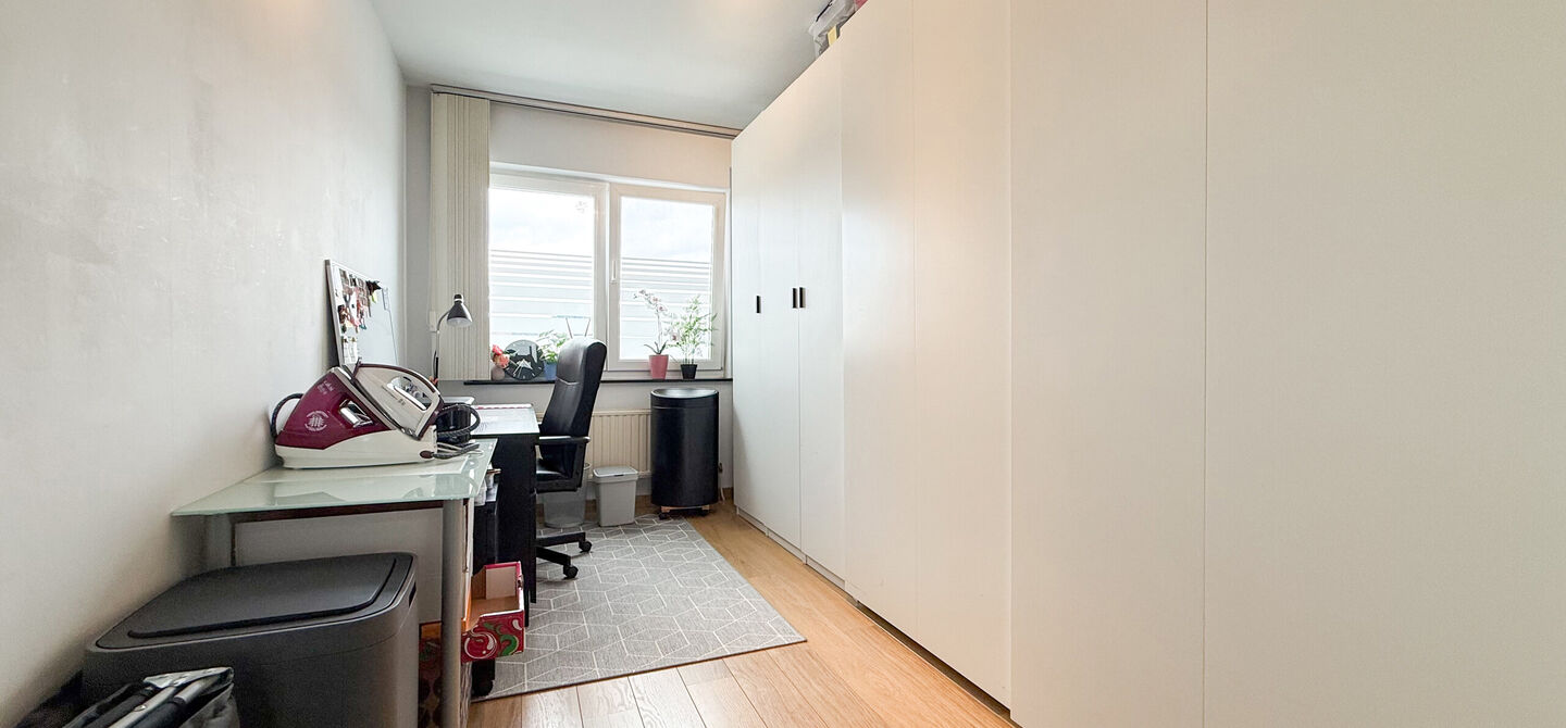 Bij ImmoFusion 7/7 “open huis”: klik op onze 3D-TOUR.
Ervaar vastgoed alsof je er zelf doorloopt!

Welkom in dit lichtrijke en instapklare appartement, centraal gelegen in het bruisende centrum van Paal. Dit appartement combineert comfort, ruimte en e
