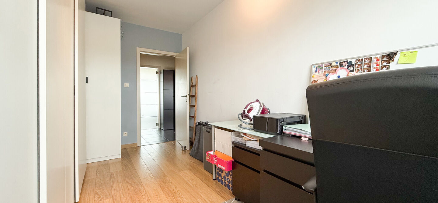 Bij ImmoFusion 7/7 “open huis”: klik op onze 3D-TOUR.
Ervaar vastgoed alsof je er zelf doorloopt!

Welkom in dit lichtrijke en instapklare appartement, centraal gelegen in het bruisende centrum van Paal. Dit appartement combineert comfort, ruimte en e