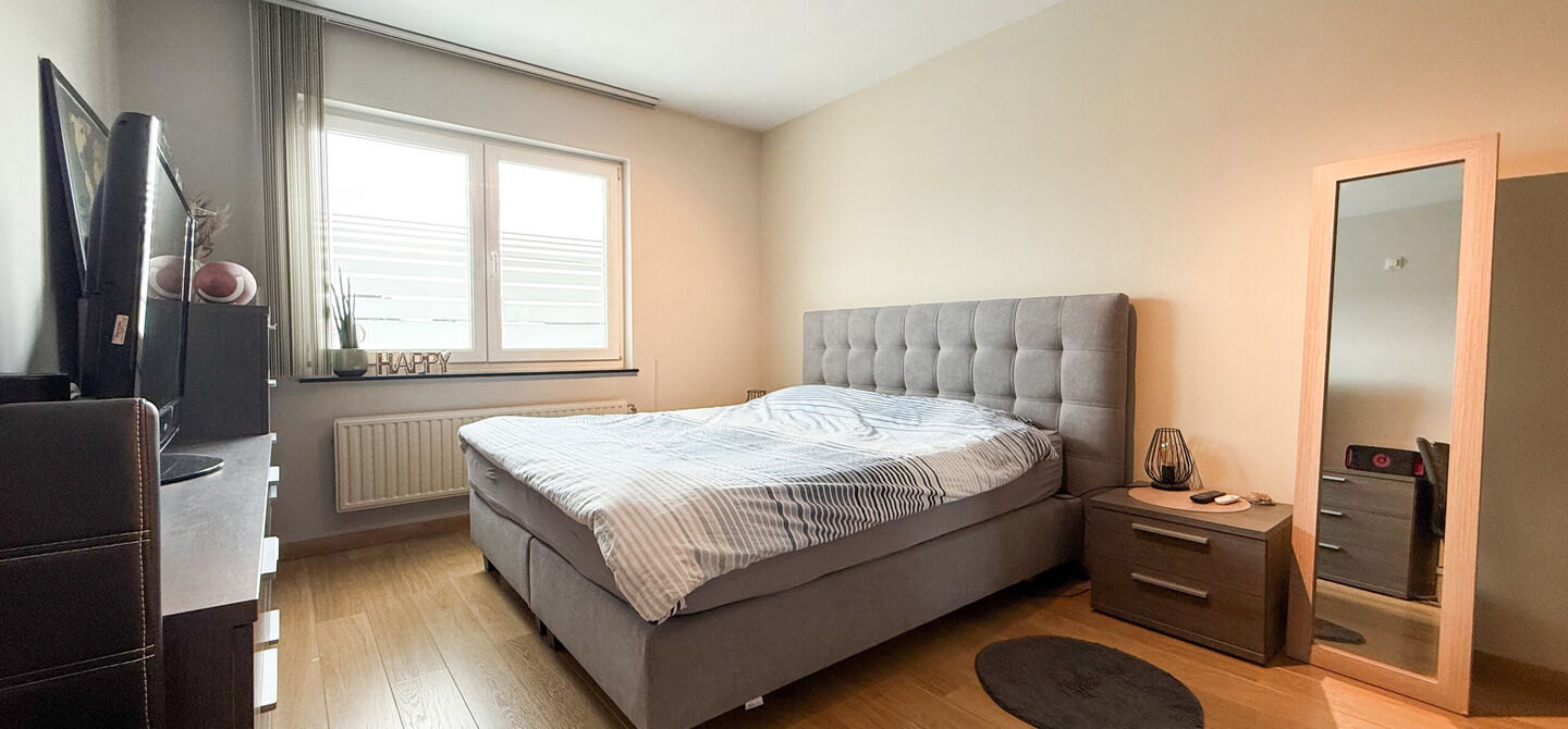 Bij ImmoFusion 7/7 “open huis”: klik op onze 3D-TOUR.
Ervaar vastgoed alsof je er zelf doorloopt!

Welkom in dit lichtrijke en instapklare appartement, centraal gelegen in het bruisende centrum van Paal. Dit appartement combineert comfort, ruimte en e
