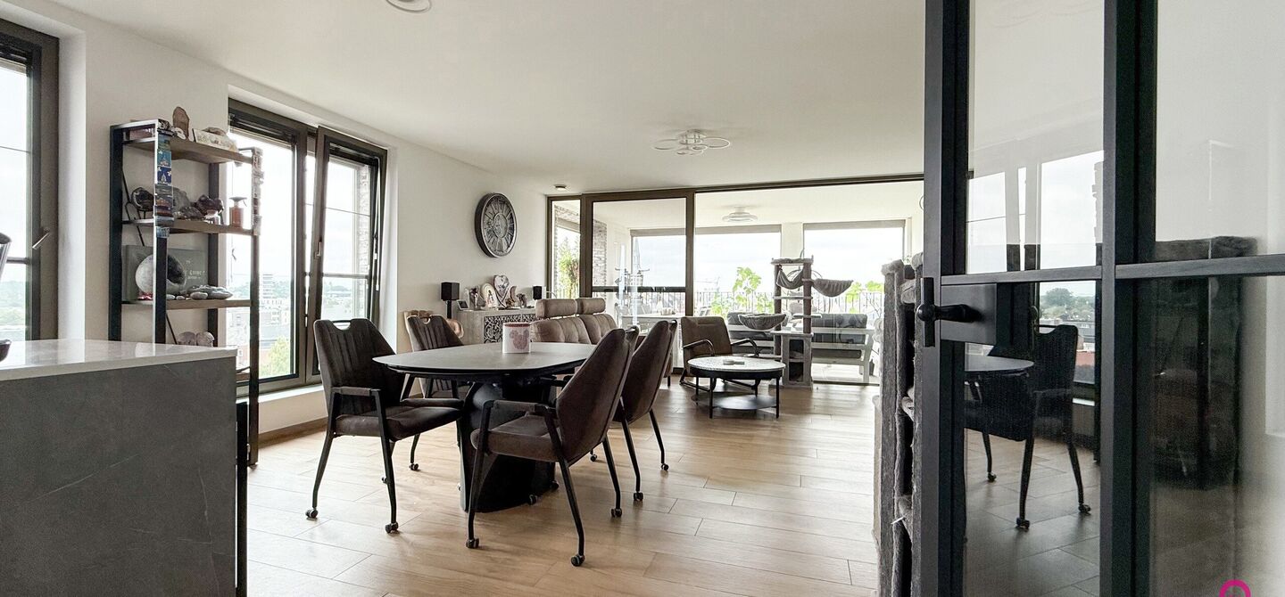 Bij ImmoFusion 7/7 “open huis”: klik op onze 3D-TOUR.
Ervaar vastgoed alsof je er zelf doorloopt!

Welkom op de Blijkstraat 39/14 in het bruisende centrum van Beringen, waar comfort, luxe en ruimte samenkomen op het 6de verdiep van een recente residen