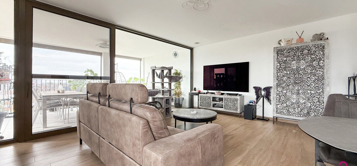 Bij ImmoFusion 7/7 “open huis”: klik op onze 3D-TOUR.
Ervaar vastgoed alsof je er zelf doorloopt!

Welkom op de Blijkstraat 39/14 in het bruisende centrum van Beringen, waar comfort, luxe en ruimte samenkomen op het 6de verdiep van een recente residen
