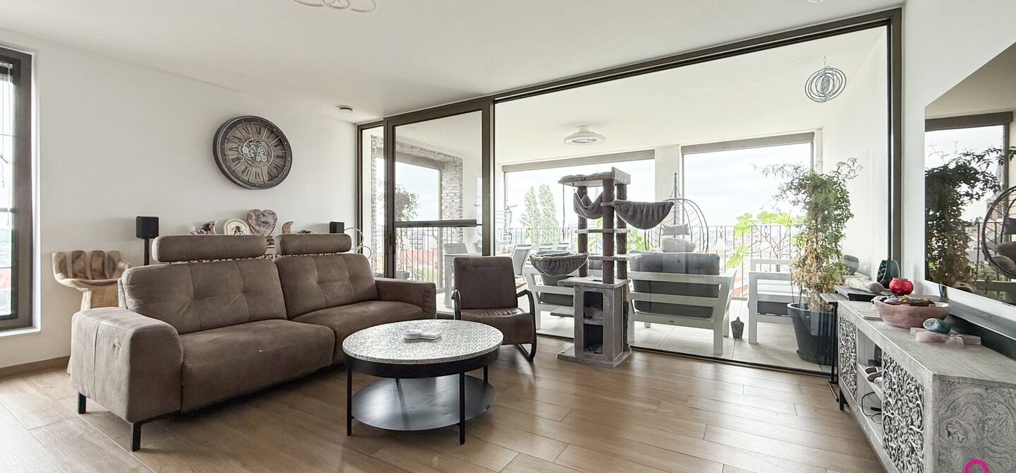 Bij ImmoFusion 7/7 “open huis”: klik op onze 3D-TOUR.
Ervaar vastgoed alsof je er zelf doorloopt!

Welkom op de Blijkstraat 39/14 in het bruisende centrum van Beringen, waar comfort, luxe en ruimte samenkomen op het 6de verdiep van een recente residen