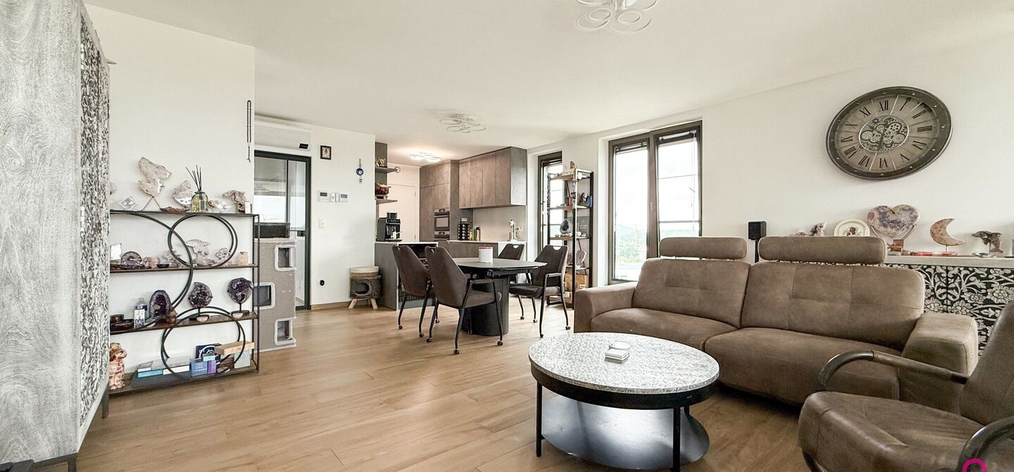 Bij ImmoFusion 7/7 “open huis”: klik op onze 3D-TOUR.
Ervaar vastgoed alsof je er zelf doorloopt!

Welkom op de Blijkstraat 39/14 in het bruisende centrum van Beringen, waar comfort, luxe en ruimte samenkomen op het 6de verdiep van een recente residen