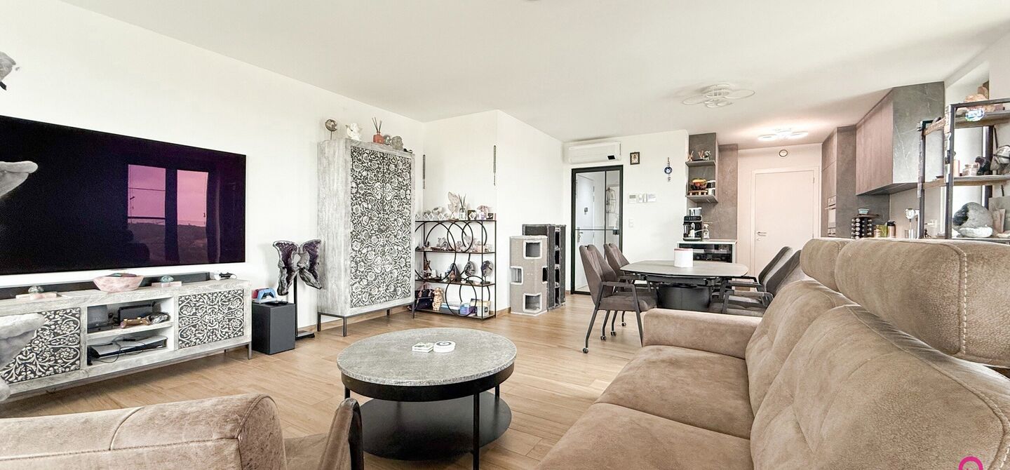 Bij ImmoFusion 7/7 “open huis”: klik op onze 3D-TOUR.
Ervaar vastgoed alsof je er zelf doorloopt!

Welkom op de Blijkstraat 39/14 in het bruisende centrum van Beringen, waar comfort, luxe en ruimte samenkomen op het 6de verdiep van een recente residen