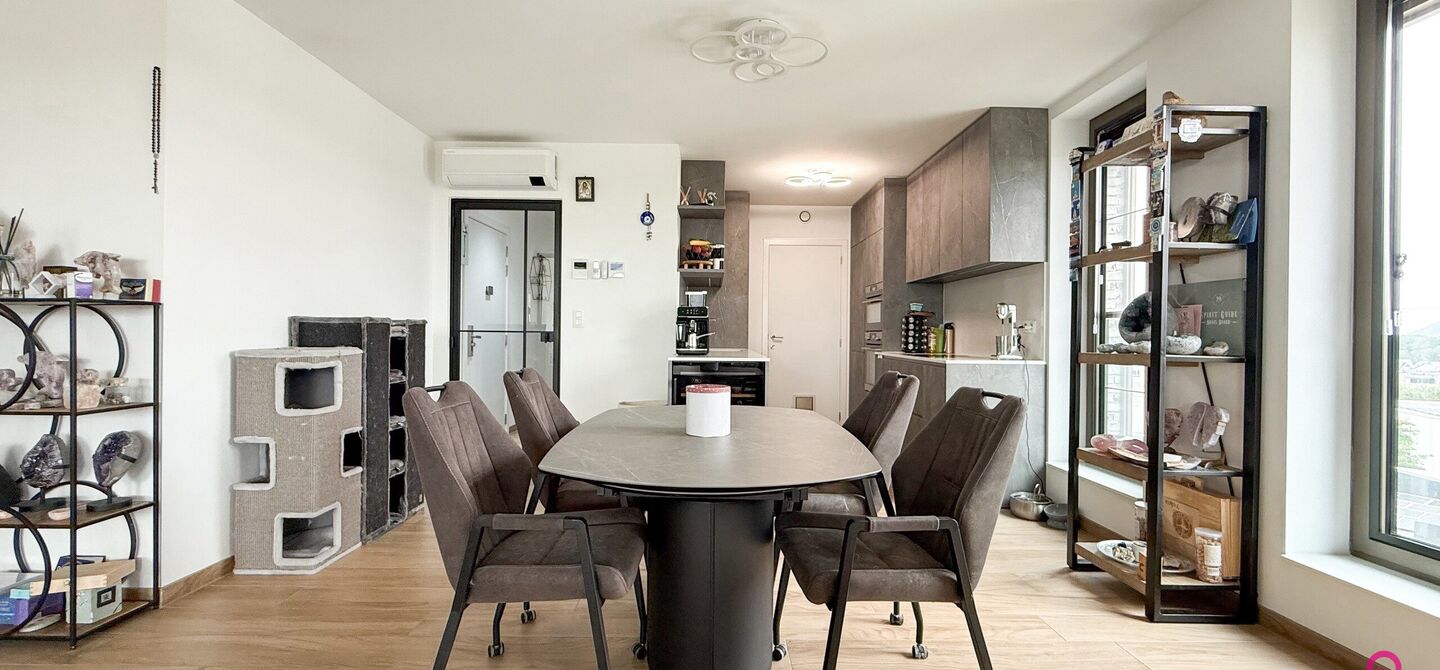 Bij ImmoFusion 7/7 “open huis”: klik op onze 3D-TOUR.
Ervaar vastgoed alsof je er zelf doorloopt!

Welkom op de Blijkstraat 39/14 in het bruisende centrum van Beringen, waar comfort, luxe en ruimte samenkomen op het 6de verdiep van een recente residen