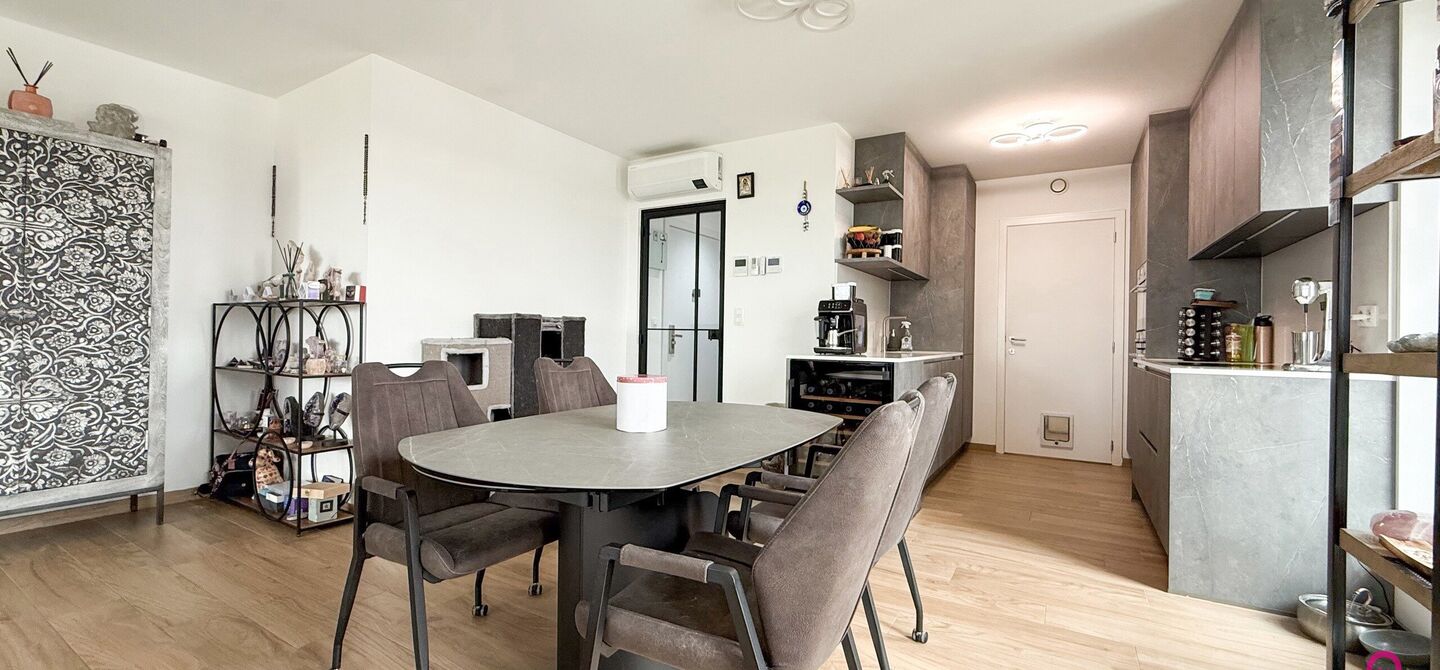 Bij ImmoFusion 7/7 “open huis”: klik op onze 3D-TOUR.
Ervaar vastgoed alsof je er zelf doorloopt!

Welkom op de Blijkstraat 39/14 in het bruisende centrum van Beringen, waar comfort, luxe en ruimte samenkomen op het 6de verdiep van een recente residen