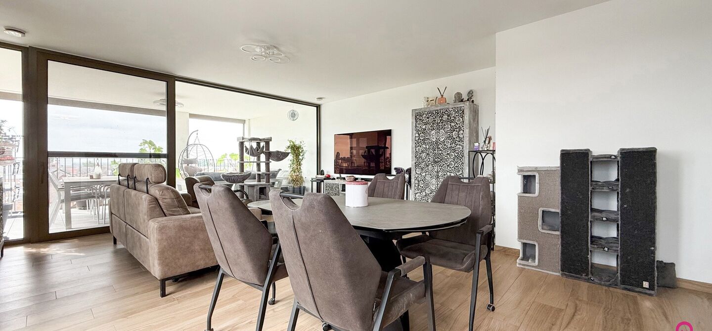 Bij ImmoFusion 7/7 “open huis”: klik op onze 3D-TOUR.
Ervaar vastgoed alsof je er zelf doorloopt!

Welkom op de Blijkstraat 39/14 in het bruisende centrum van Beringen, waar comfort, luxe en ruimte samenkomen op het 6de verdiep van een recente residen