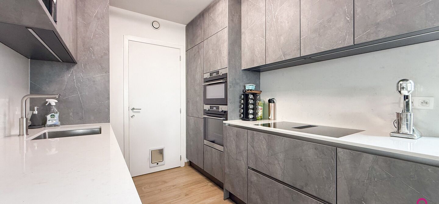 Bij ImmoFusion 7/7 “open huis”: klik op onze 3D-TOUR.
Ervaar vastgoed alsof je er zelf doorloopt!

Welkom op de Blijkstraat 39/14 in het bruisende centrum van Beringen, waar comfort, luxe en ruimte samenkomen op het 6de verdiep van een recente residen