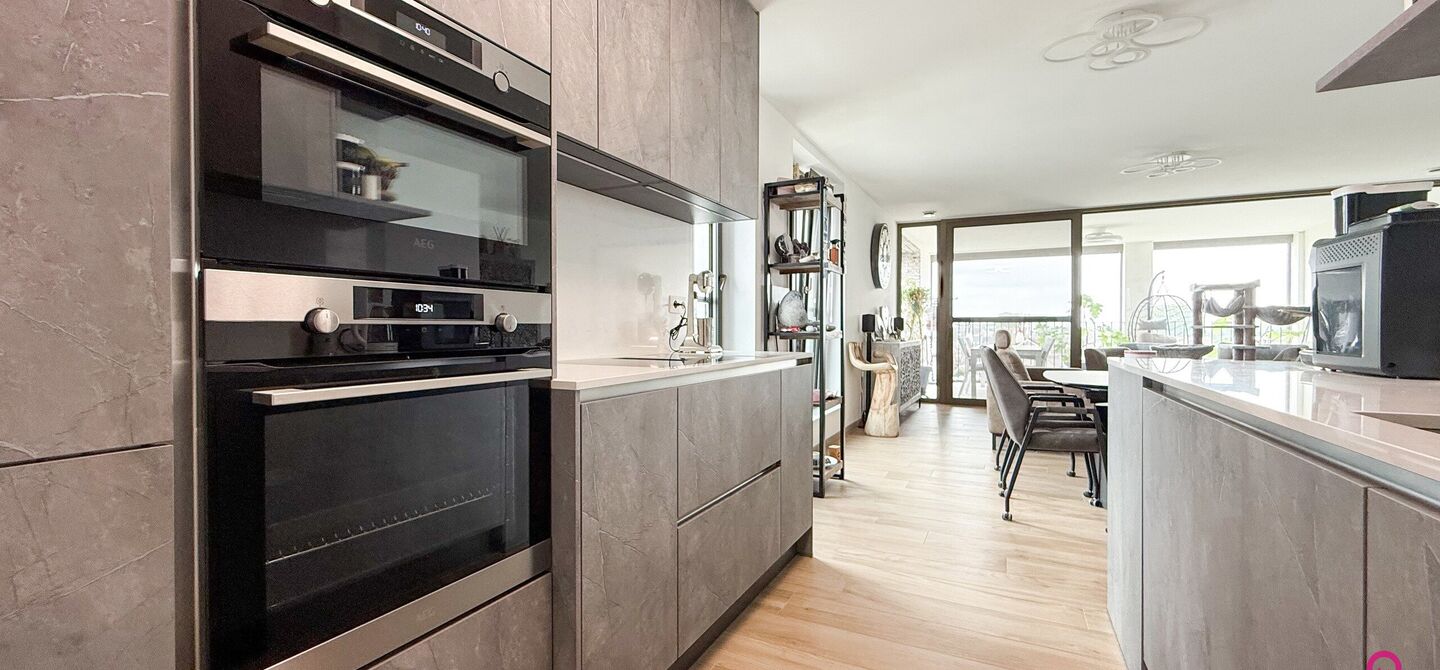 Bij ImmoFusion 7/7 “open huis”: klik op onze 3D-TOUR.
Ervaar vastgoed alsof je er zelf doorloopt!

Welkom op de Blijkstraat 39/14 in het bruisende centrum van Beringen, waar comfort, luxe en ruimte samenkomen op het 6de verdiep van een recente residen