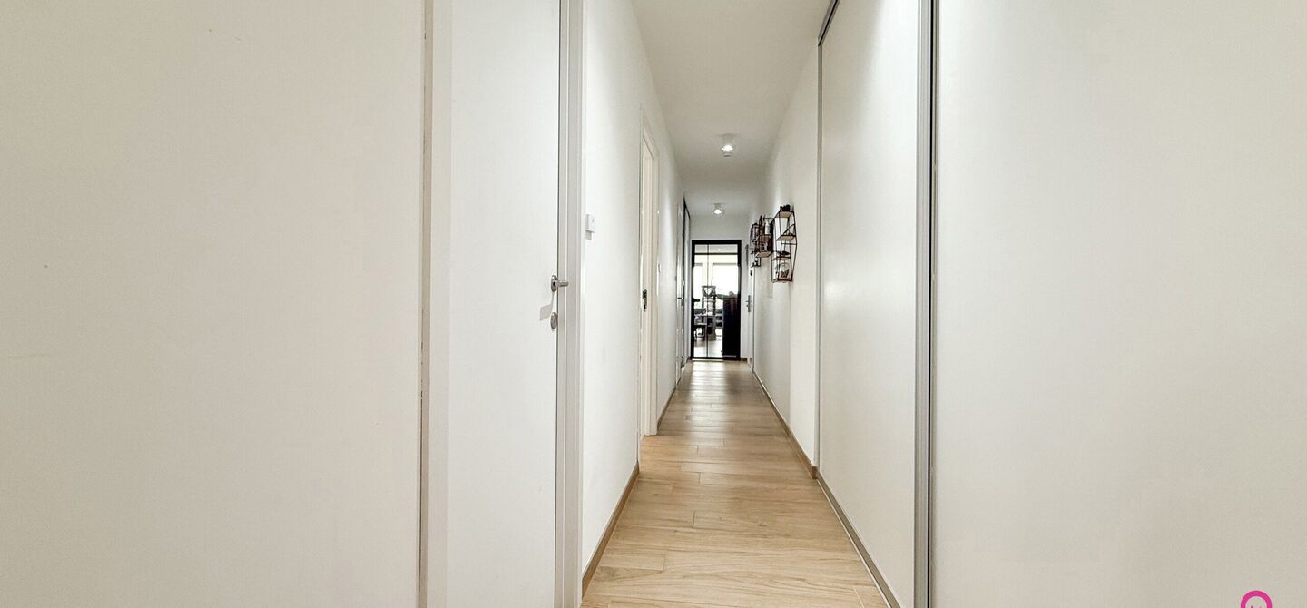 Bij ImmoFusion 7/7 “open huis”: klik op onze 3D-TOUR.
Ervaar vastgoed alsof je er zelf doorloopt!

Welkom op de Blijkstraat 39/14 in het bruisende centrum van Beringen, waar comfort, luxe en ruimte samenkomen op het 6de verdiep van een recente residen