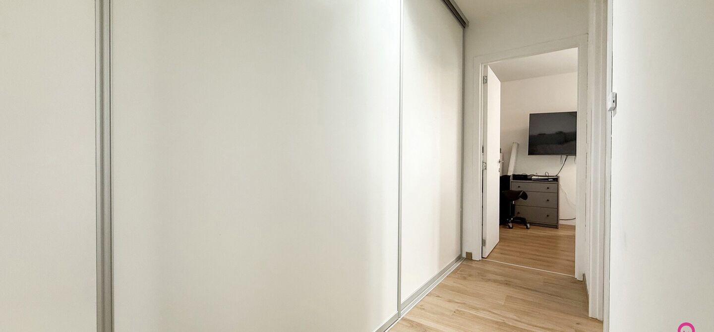 Bij ImmoFusion 7/7 “open huis”: klik op onze 3D-TOUR.
Ervaar vastgoed alsof je er zelf doorloopt!

Welkom op de Blijkstraat 39/14 in het bruisende centrum van Beringen, waar comfort, luxe en ruimte samenkomen op het 6de verdiep van een recente residen
