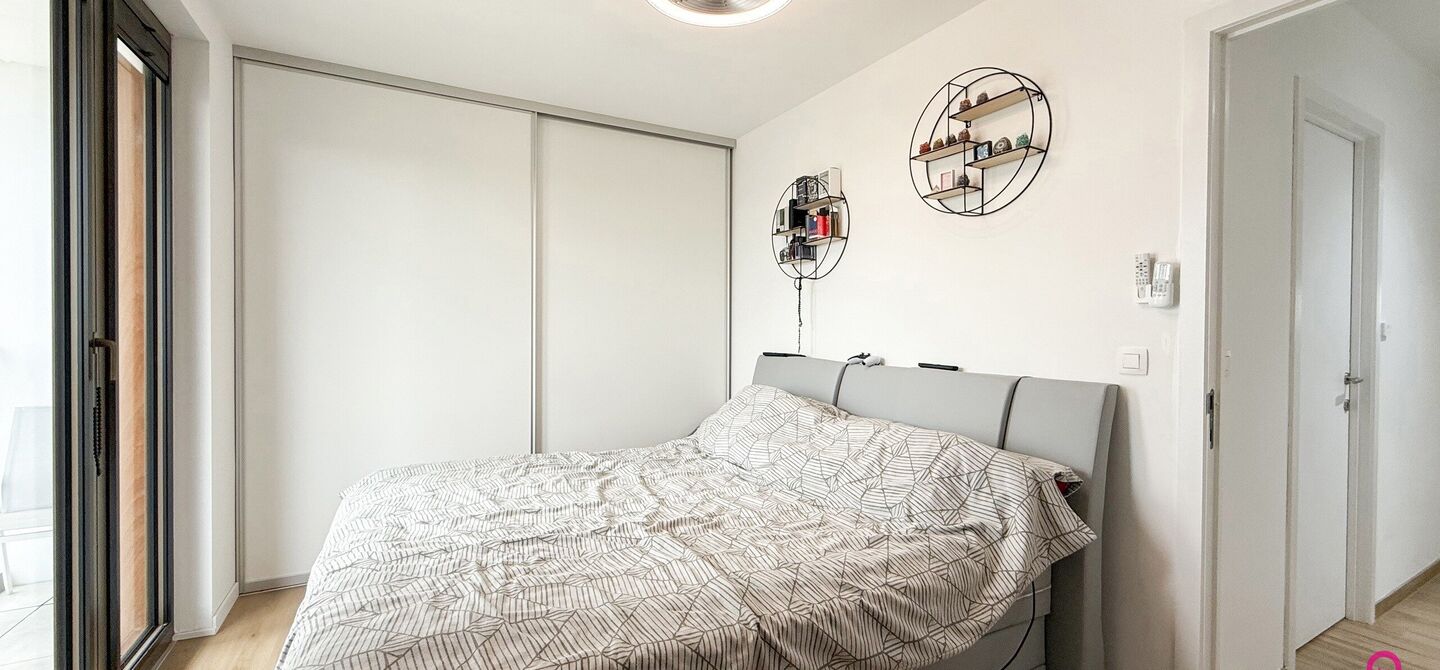 Bij ImmoFusion 7/7 “open huis”: klik op onze 3D-TOUR.
Ervaar vastgoed alsof je er zelf doorloopt!

Welkom op de Blijkstraat 39/14 in het bruisende centrum van Beringen, waar comfort, luxe en ruimte samenkomen op het 6de verdiep van een recente residen