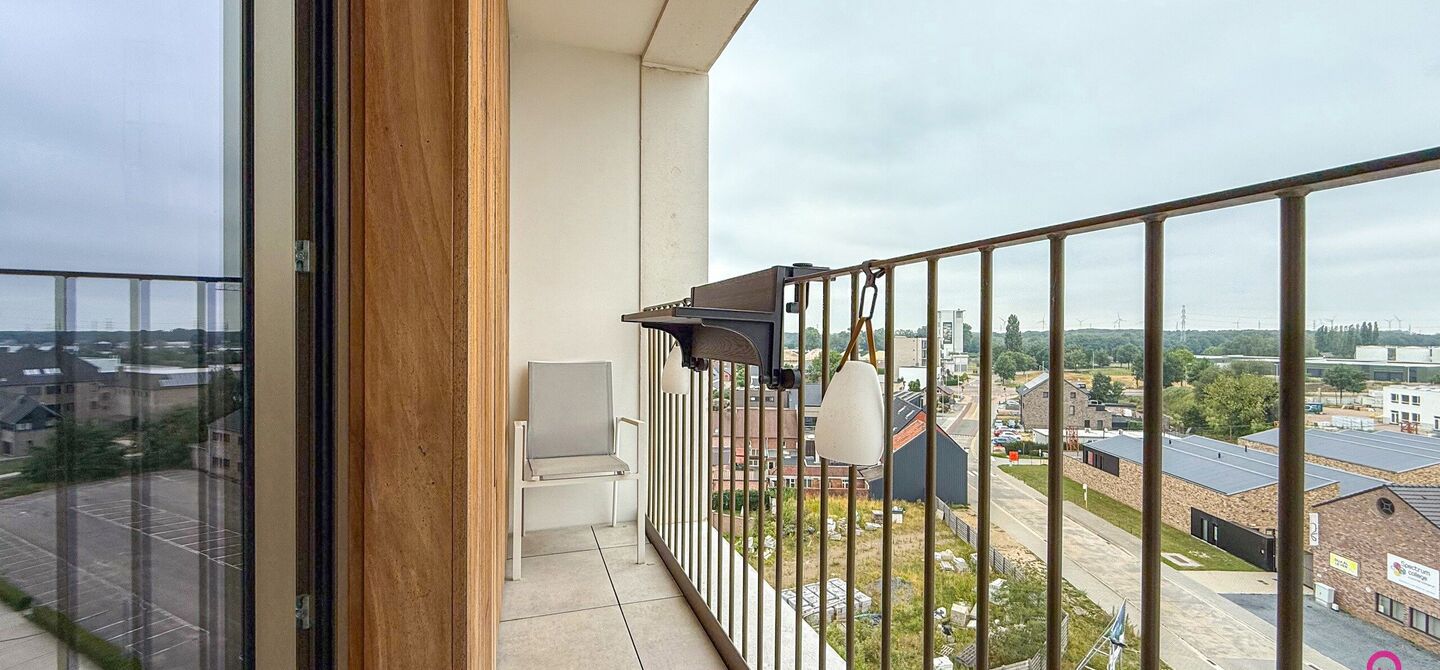Bij ImmoFusion 7/7 “open huis”: klik op onze 3D-TOUR.
Ervaar vastgoed alsof je er zelf doorloopt!

Welkom op de Blijkstraat 39/14 in het bruisende centrum van Beringen, waar comfort, luxe en ruimte samenkomen op het 6de verdiep van een recente residen