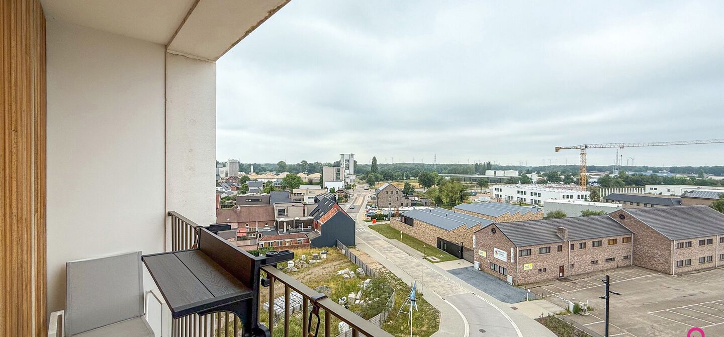 Bij ImmoFusion 7/7 “open huis”: klik op onze 3D-TOUR.
Ervaar vastgoed alsof je er zelf doorloopt!

Welkom op de Blijkstraat 39/14 in het bruisende centrum van Beringen, waar comfort, luxe en ruimte samenkomen op het 6de verdiep van een recente residen
