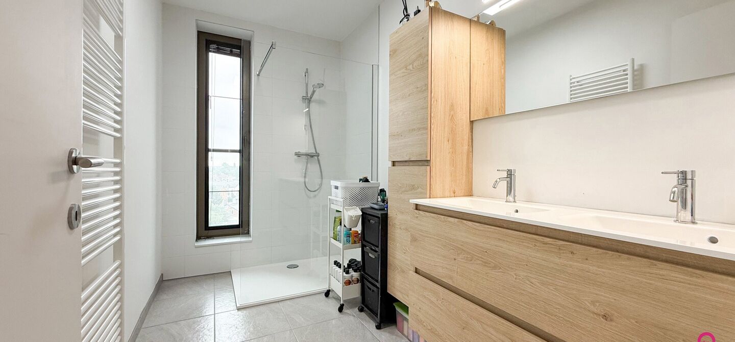 Bij ImmoFusion 7/7 “open huis”: klik op onze 3D-TOUR.
Ervaar vastgoed alsof je er zelf doorloopt!

Welkom op de Blijkstraat 39/14 in het bruisende centrum van Beringen, waar comfort, luxe en ruimte samenkomen op het 6de verdiep van een recente residen