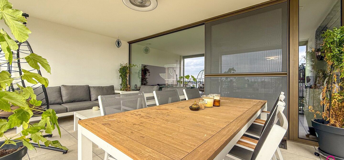 Bij ImmoFusion 7/7 “open huis”: klik op onze 3D-TOUR.
Ervaar vastgoed alsof je er zelf doorloopt!

Welkom op de Blijkstraat 39/14 in het bruisende centrum van Beringen, waar comfort, luxe en ruimte samenkomen op het 6de verdiep van een recente residen