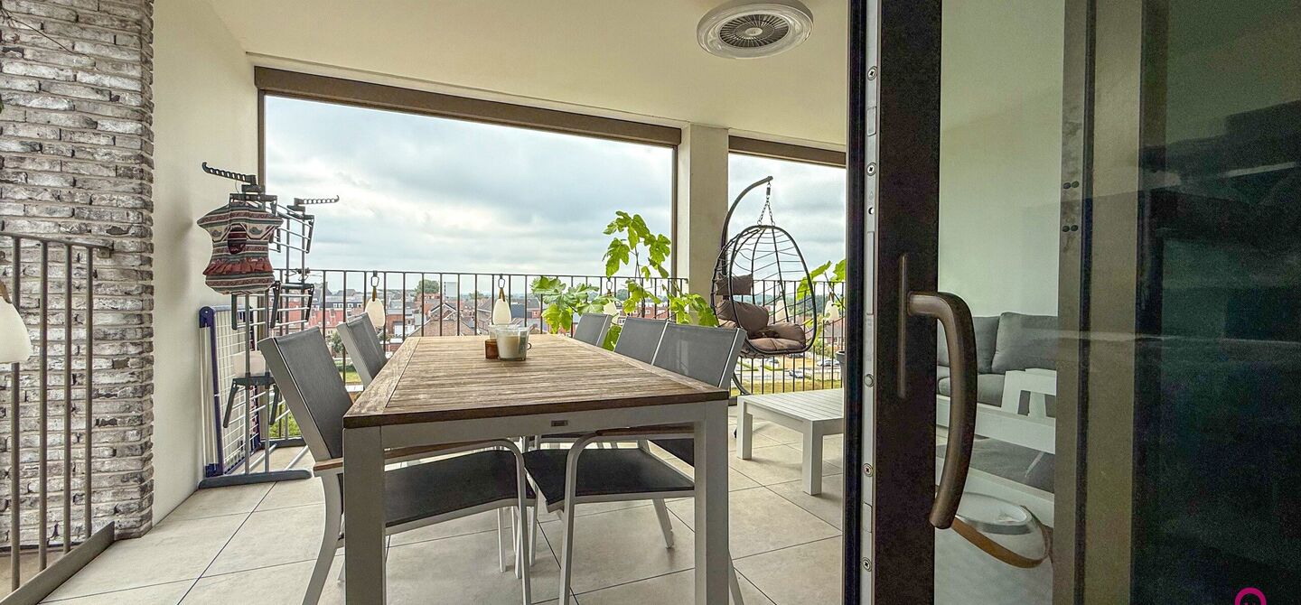 Bij ImmoFusion 7/7 “open huis”: klik op onze 3D-TOUR.
Ervaar vastgoed alsof je er zelf doorloopt!

Welkom op de Blijkstraat 39/14 in het bruisende centrum van Beringen, waar comfort, luxe en ruimte samenkomen op het 6de verdiep van een recente residen
